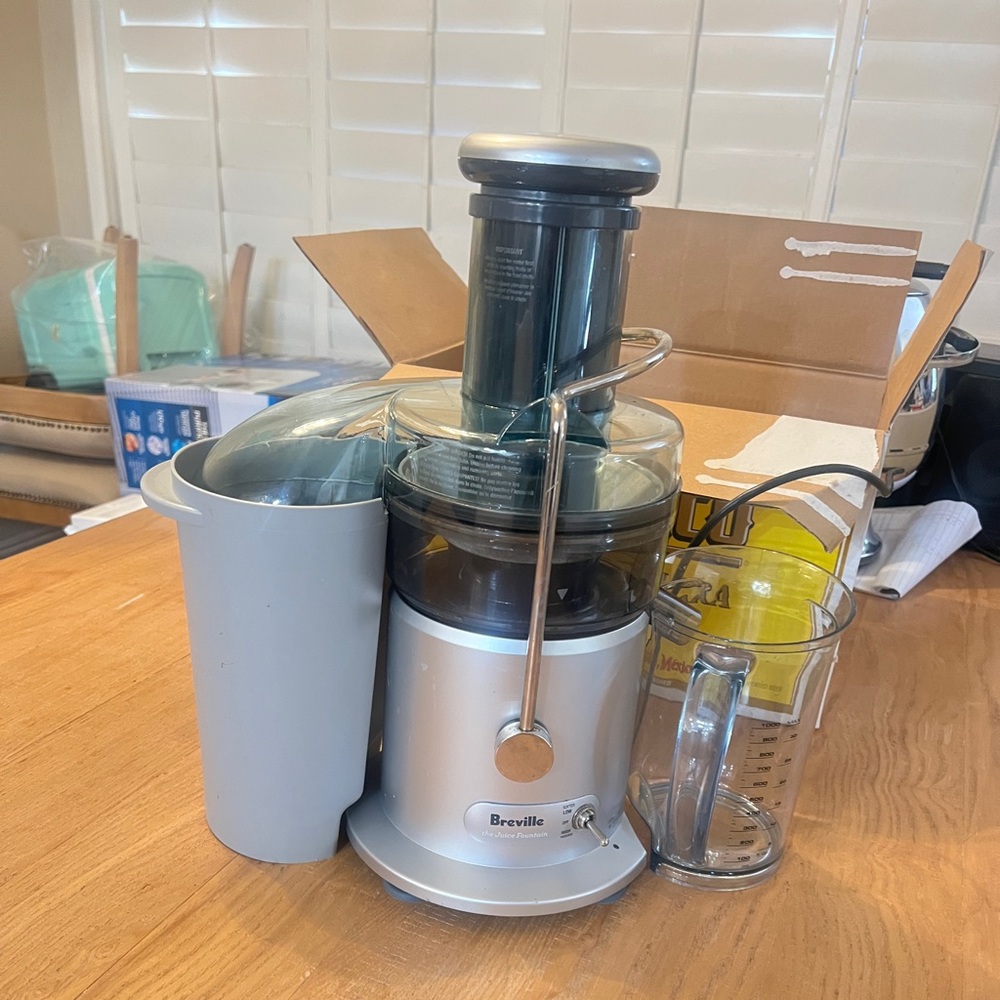 Breville Juice Fountain Plus Juicer‎ - Gray and Silver